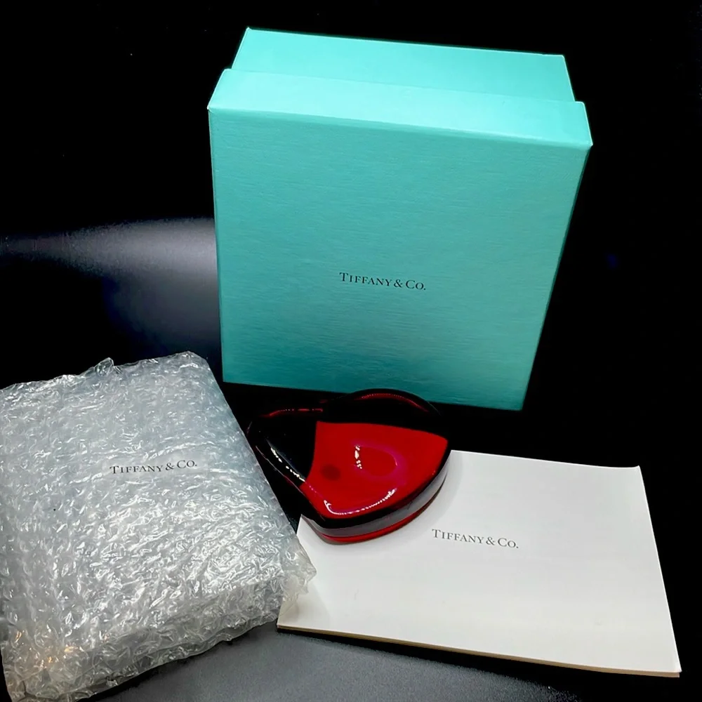 TIFFANY & COMPANY  RED GLASS ART HEART WITH GLOSSY FINISH - Picture 3 of 4